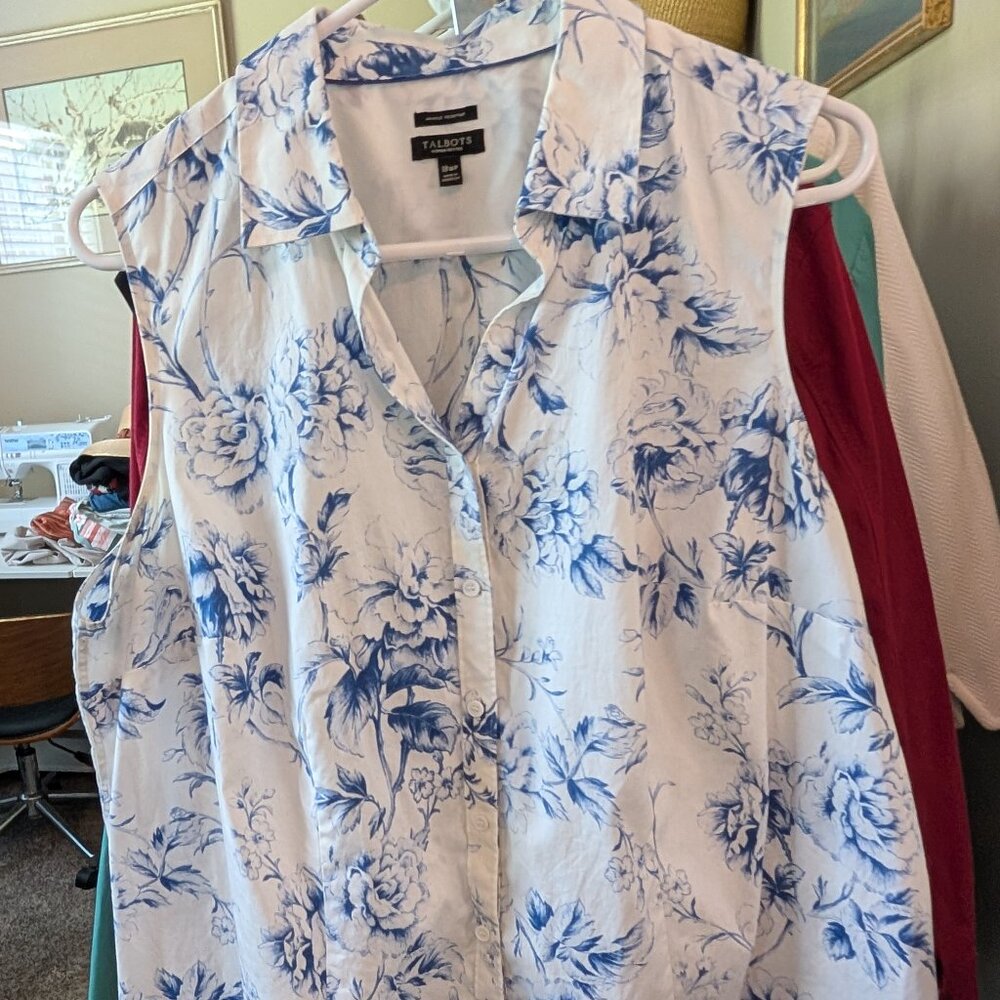 Talbots  sleeveless "Perfect Shirt" in classic blue toile print, fitted, 18WP